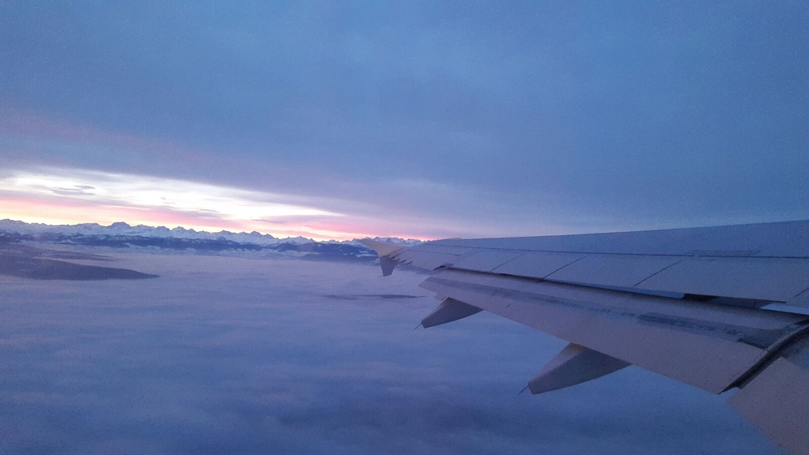 Sonnenaufgang über den Wolken